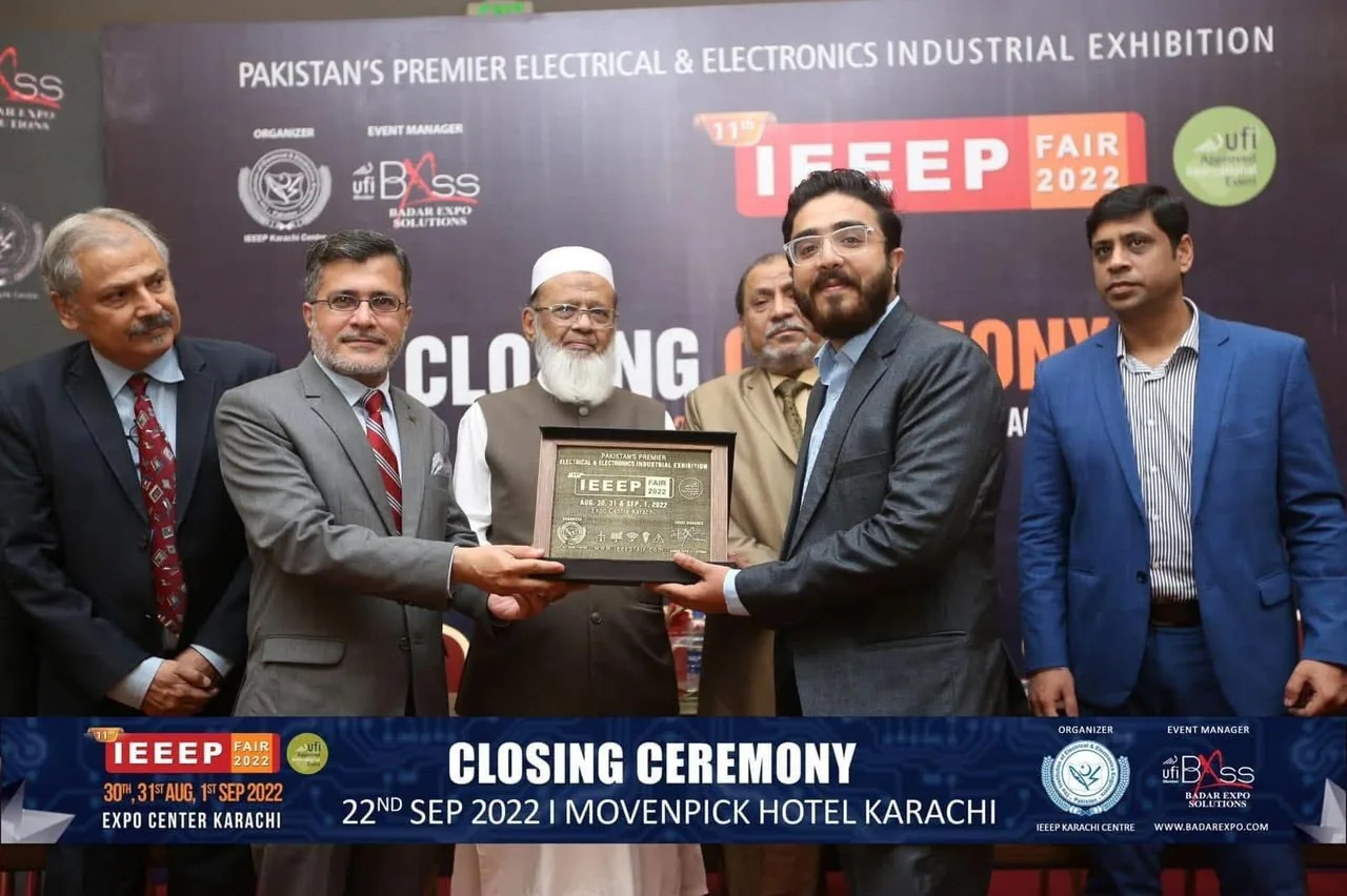 SR Electricals receiving a recognition shield at the IEEEP Fair 2022 closing ceremony, Movenpick Hotel Karachi